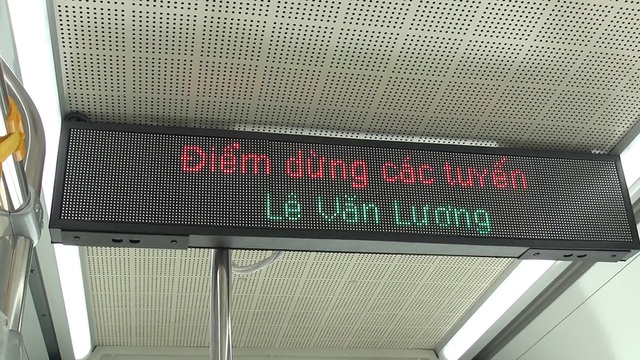Buýt nhanh BRT chạy thử trên đường phố Hà Nội - 13
Trên xe được lắp đặt bảng điển từ thông báo tuyến đường xe chạy, kết hợp với loa thông báo. Nội dung hiển thị và phát trên loa tự khởi động nhờ hệ thống giám sát hành trình.