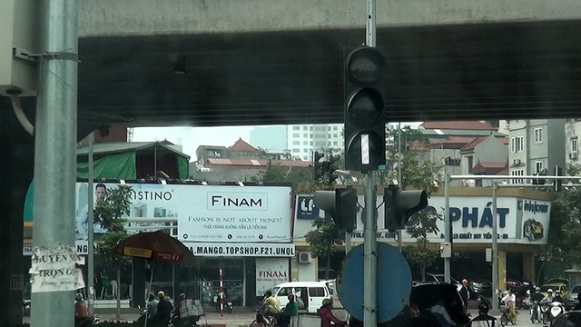 Buýt nhanh BRT chạy thử trên đường phố Hà Nội - 14
Trên lộ trình, đèn tín hiệu ưu tiên dành riêng cho xe buýt nhanh BRT được lắp đặt ở một số điểm giao cắt. Khi xe buýt BRT đến gần, đèn tín hiệu sẽ bật sáng để cảnh báo đường ưu tiên cho xe buýt nhanh đi qua.