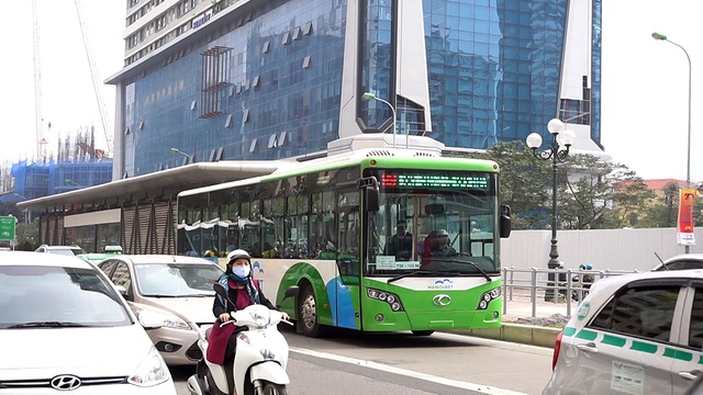 Buýt nhanh BRT chạy thử trên đường phố Hà Nội - 15
Bắt đầu từ ngày 25/12/2106, thành phố Hà Nội sẽ thực hiện hạn chế một số phương tiện như taxi, xe tải... chạy trên tuyến đường xe buýt nhanh đi qua.