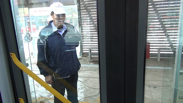 Buýt nhanh BRT chạy thử trên đường phố Hà Nội - 16
Hành khách đi xe buýt BRT sẽ được đi hoàn toàn miền phí trong vòng một tháng bắt đầu từ ngày 1/1/2017. Giá vé cho toàn tuyến sau khi xe được đưa vào khai thác phục vụ hành khách dự kiến là 9 nghìn đồng/lượt.
