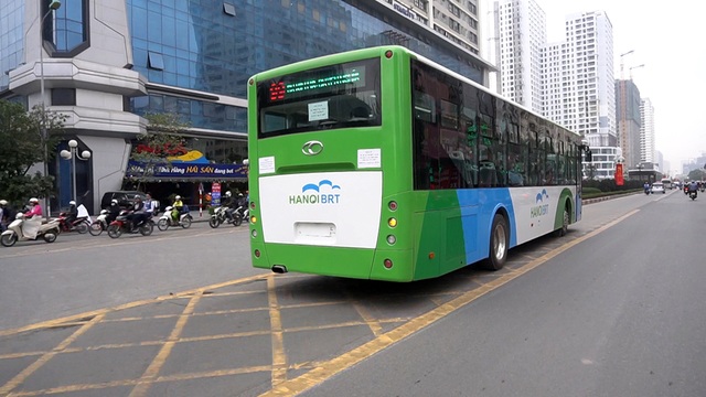Buýt nhanh BRT chạy thử trên đường phố Hà Nội - 3
Buýt BRT chạy ở làn đường được ưu tiên riêng, dừng ở các bến cố định nằm trên dải phân cách, giữa hai chiều đường.