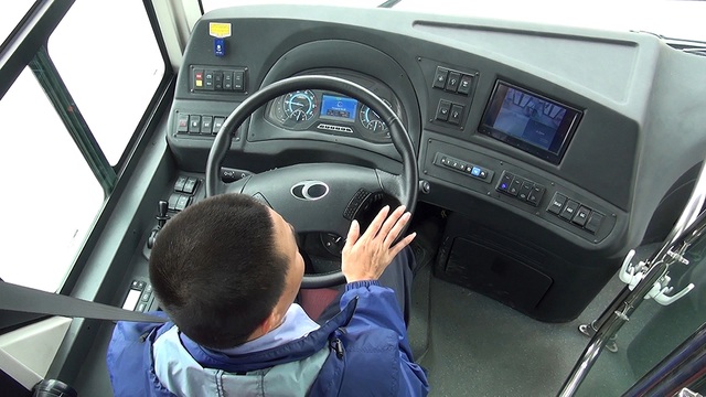 Buýt nhanh BRT chạy thử trên đường phố Hà Nội - 4
Xe được trang bị một số tính năng tiên tiến như cảm biến cửa tự động đồng bộ với nhà chờ để mở cửa xe. Xe cũng trang bị hệ thống số tự động, phanh 3 lớp.