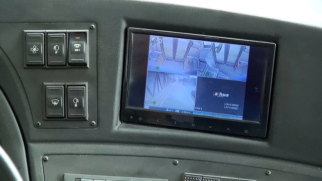 Buýt nhanh BRT chạy thử trên đường phố Hà Nội - 5
Trên xe lắp một số camera, hiển thị trên màn hình khoang lái.