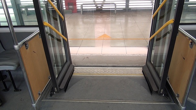 Buýt nhanh BRT chạy thử trên đường phố Hà Nội - 8
Cửa xe, cửa bến đỗ và bậc lên xe được đồng bộ bằng hệ thống tự động, đảm bảo an toàn cho hành khách lên xuống.