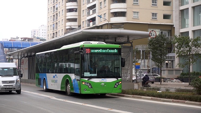 Buýt nhanh BRT chạy thử trên đường phố Hà Nội - 17
Thời gian di chuyển từ điểm đầu Kim Mã tới điểm cuối là bến xe Yên Nghĩa dự kiến là 45 phút với tần suất từ 5 đến 10 phút một chuyến. Tuy nhiên, có nhiều ý kiến cho rằng tuyến buýt này sẽ khó đảm bảo được thời gian đi hết tuyến đúng như kế hoạch do tình trạng giao thông trên suốt lộ trình vốn rất căng thẳng.