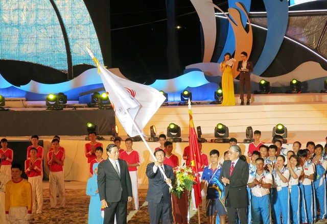 Đại diện chủ nhà Việt Nam trao lại cờ cho đại diện Hội đồng Olympic Châu Á