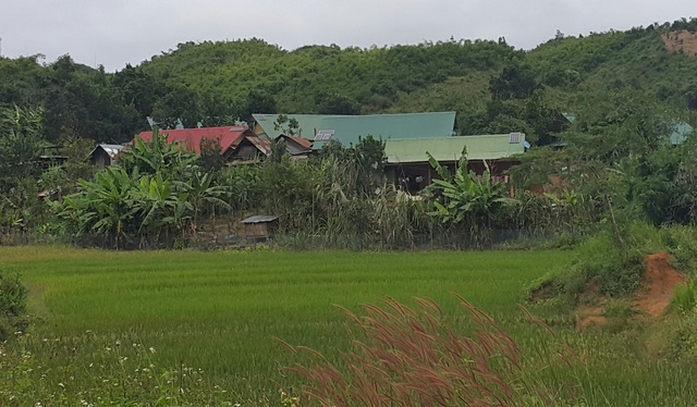 Đắk Nông: Cả ngàn hộ dân 10 năm trời mòn mỏi chờ "điện Nhà nước" - 3 Trong xã chỉ gia đình nào có điều kiện mới lắp được một tấm pin năng lượng mặt trời để có điện thắp sáng