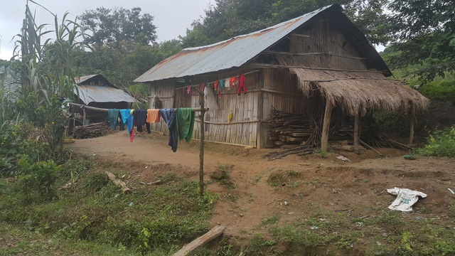 Đắk Nông: Cả ngàn hộ dân 10 năm trời mòn mỏi chờ "điện Nhà nước" - 4 Tối nào hết tiền mua dầu thì gia đình Giàng A Mành đi ngủ từ khi gà bắt đầu lên chuồng