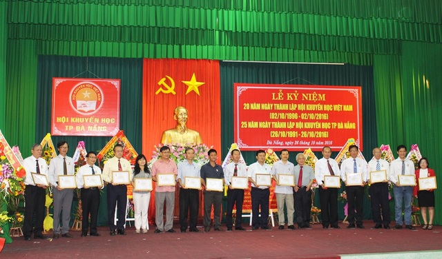 Thầy Hoàng Vương (thứ tư, từ phải sang) nhận Kỷ niệm chương Vì sự nghiệp khuyến học trong dịp kỷ niệm 25 năm thành lập Hội Khuyến học Đà Nẵng vừa qua