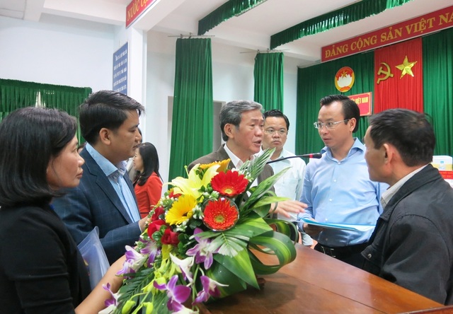Ông Đinh Thế Huynh và lãnh đạo TP Đà Nẵng cùng cử tri trao đổi vấn đề cử tri quan tâm sau buổi tiếp xúc cử tri chiều 30/11