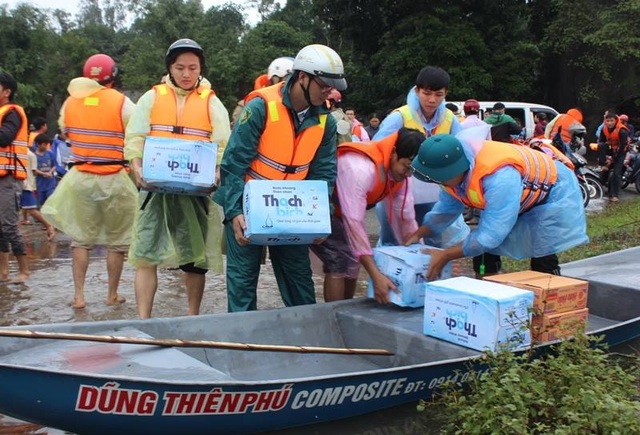 Khẩn cấp tiếp tế mì tôm, nước uống cho dân vùng lũ - 1 Mặc dù lũ đã rút,nhưng nhiều khu dân cư trên địa bàn huyện Tư Nghĩa (Quảng Ngãi) vẫn còn bị chia cắt