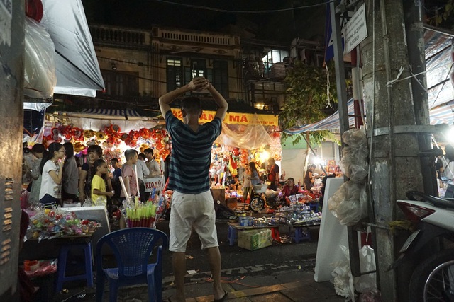 Một người bán hàng trên phố Hàng Mã đang tranh thủ tập thể dục.