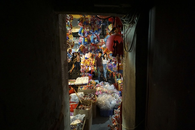 Chợ trung thu tại phố Hàng Mã được nhìn ra từ một ngõ nhỏ sâu hút.