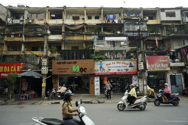 Một khu tập thể với mặt tiền lộn xộn trên phố Thái Thịnh.