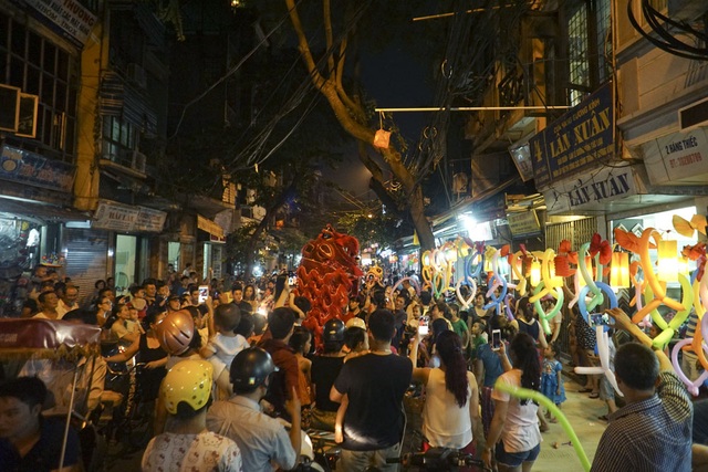 Chùm ảnh: Phá cỗ trên vỉa hè dưới ánh trăng rằm huyền ảo - 3
Vào thời điểm này, các tụ điểm phá cỗ vui Trung thu đã rộn ràng trên nhiều đường phố. Trong ảnh là một tụ điểm vui Trung thu tại phố Hàng Thiếc (Hoàn Kiếm).
