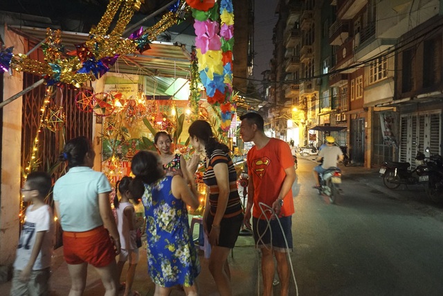 Chùm ảnh: Phá cỗ trên vỉa hè dưới ánh trăng rằm huyền ảo - 5
Một mâm cỗ Trung thu được chuẩn bị đầy đủ với những thứ không thể thiếu như hoa quả, đèn ông sao cùng nhiều trò chơi dân gian được tổ chức trên vỉa hè trong ngõ Đê La Thành nhỏ.
