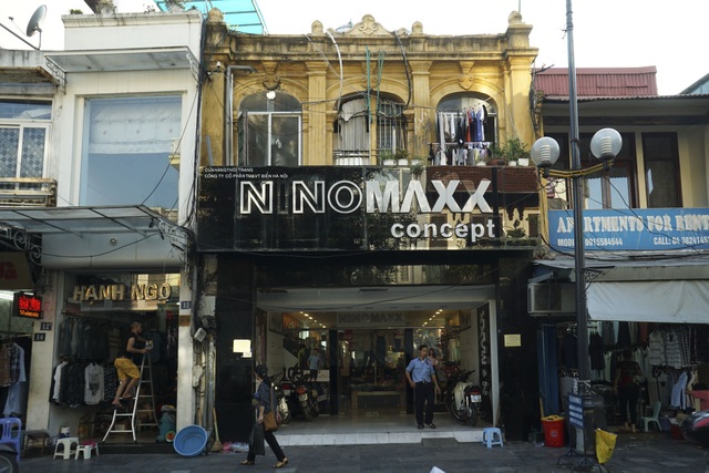 Nhà cũ mặt phố Hà Nội: Dưới long lanh, trên xập xệ - 5
Một ngôi nhà cổ lọt thỏm giữa những biển hiệu nhiều chữ trên phố Hàng Đào.