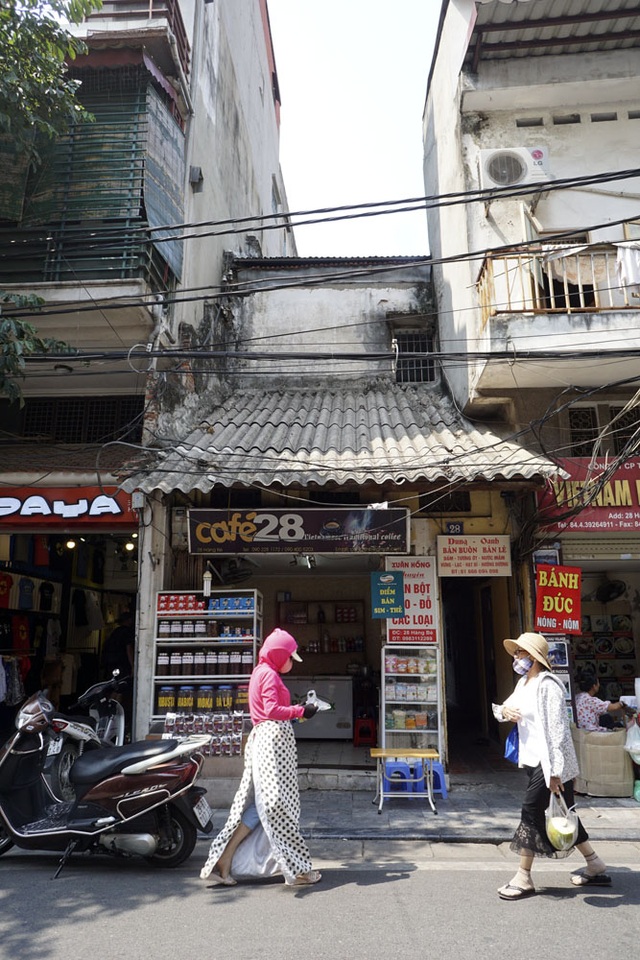 Diện mạo chắp vá phía trên những ngôi nhà phố lớn Hà Nội - 5
Ngôi nhà mặt tiền tại phố cổ Hàng Bè.