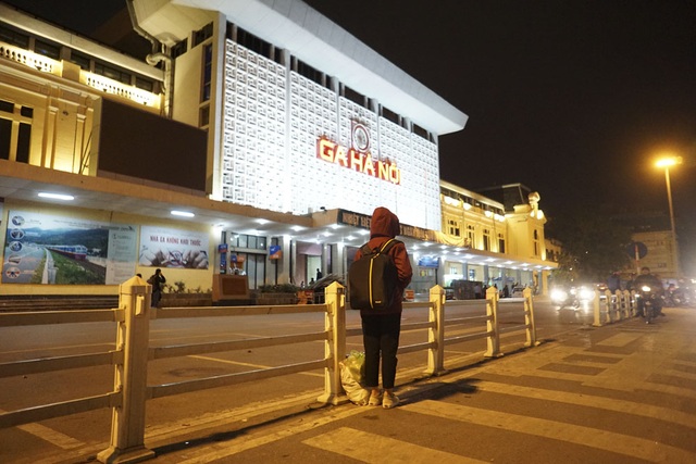 Hà Nội trong đêm gió lạnh tràn về - 7
Sân ga Hà Nội vắng vẻ.