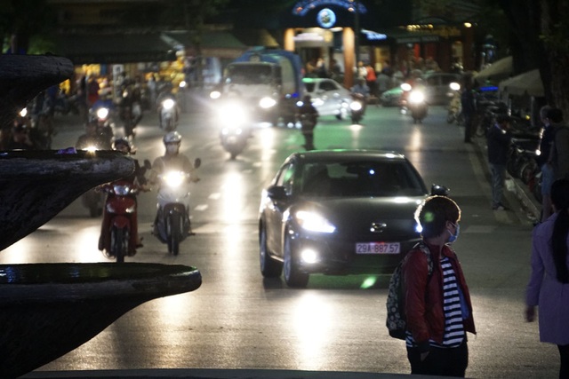 Hà Nội trong đêm gió lạnh tràn về - 8
Lúc 21h, đường Đinh Tiên Hoàng bên hồ Gươm vắng hơn thường ngày.