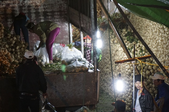 Hà Nội trong đêm gió lạnh tràn về - 11
Về đêm, tại chợ rau củ quả Long Biên, người lao động vẫn tất bật công việc.