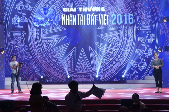 Đã sẵn sàng cho đêm trao giải Nhân tài Đất Việt 2016 - 5
Hình nền chủ đạo trên sân khấu Lễ trao giải Nhân tài Đất Việt 2016 là đường nét mặt trống đồng.
Giải thưởng năm nay còn đồng hành cùng Startup Việt Nam, góp phần giúp các startup phát triển sản phẩm và chiếm lĩnh thị trường, khẳng định vị thế cho startup công nghệ Việt Nam.