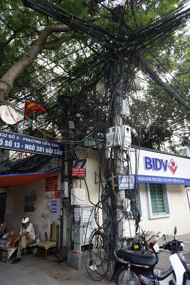 Hà Nội: Mạng lưới "rác trời" vẫn giăng chằng chịt khắp phố - 14 Một cột điện trên phố Đội Cấn.
