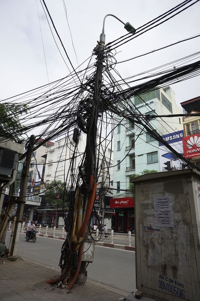Hà Nội: Mạng lưới "rác trời" vẫn giăng chằng chịt khắp phố - 15 Cột điện phố Thái Hà.