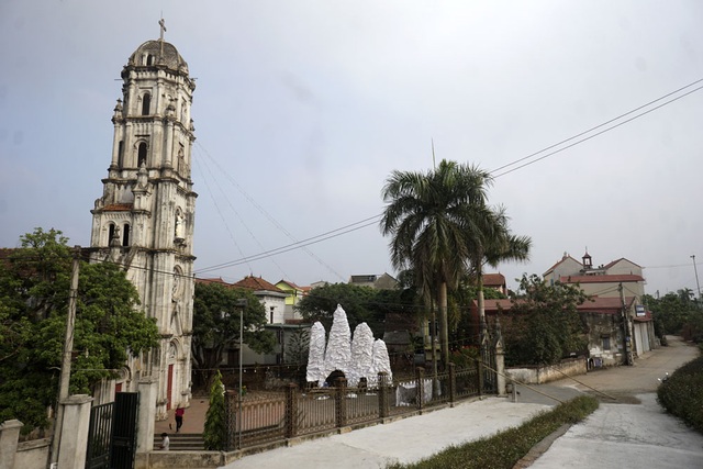 Giáng sinh về bên những nhà thờ tuyệt đẹp ngoại ô Hà Nội - 1
Mô hình hang đá đang được dựng lên ở sân chính của nhà thờ giáo xứ Đông Lao (huyện Hoài Đức, Hà Nội). Nhà thờ nằm dưới chân đê Yên Nghĩa, bên cạnh dòng sông Đáy.