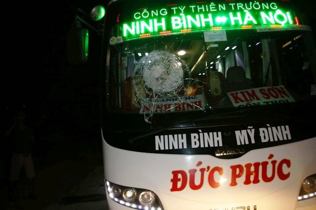 Hàng chục hành khách hoảng loạn vì xe khách bị rượt đuổi ném đá - 1 Chiếc xe khách 45 chỗ bị hai thanh niên đi xe máy, đầu không đội mũ rượt đuổi ném đá