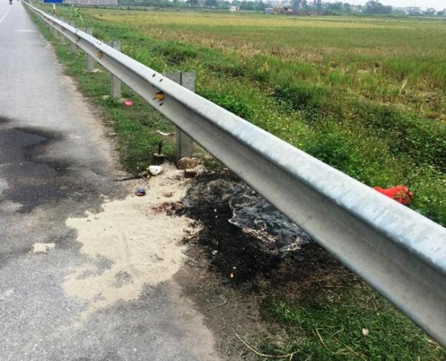 Vụ mẹ tử vong khi đang chở con: Không phải bị chém - 1 Hiện trường nơi xảy ra sự việc khiến chị C. chết thảm
