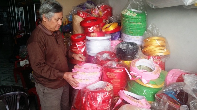 Nam Định: Làng nghề khăn xếp độc nhất miền Bắc vào vụ Tết - 6
Chiếc khăn xếp sau khi hoàn thành phải chắc chắn, độ dày các lớp đều nhau, cao độ của từng lớp hợp lý