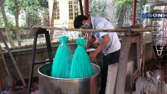 Làng lụa “Á hậu” tất bật vào vụ Tết Nguyên đán 2017 - 6 Công đoạn nhuộm chủ yếu vẫn được làm thủ công, người dân chỉ sử dụng máy nhuộm công nghiệp khi có đơn hàng từ vài trăm mét trở lên. Nhiệt độ và thời gian nhuộm chính là bí quyết để tạo mầu đẹp và đảm bảo không bị phai bạc mầu.