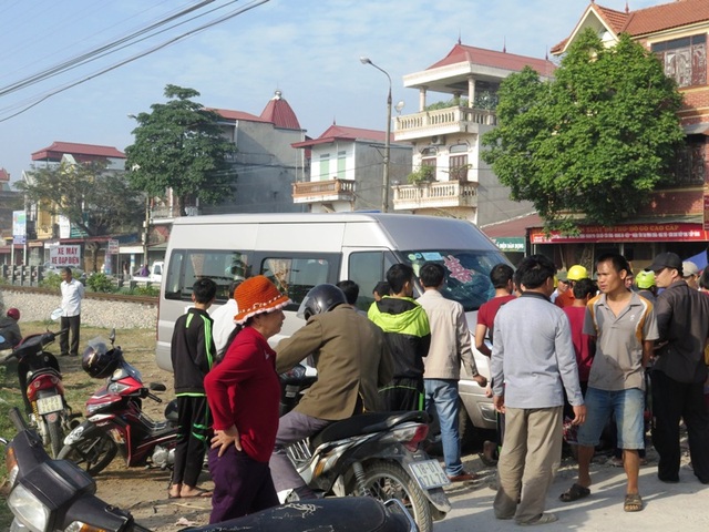 Tàu hỏa tông xe ô tô, hai chuyến tàu bị trễ hành trình - 1 Hiện trường nơi xảy ra vụ tai nạn