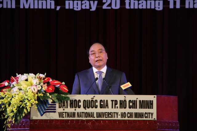 Thủ tướng Nguyễn Xuân Phúc phát biểu trước tập thể thầy và trò ĐH Quốc gia TPHCM