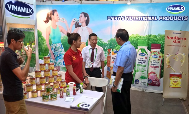 Vinamilk - doanh nghiệp đầu tiên của Việt Nam được phép tự chứng nhận xuất xứ hàng hóa trong ASEAN - 1 Đại diện Vinamilk giới thiệu đến người tiêu dùng Phillippines những sản phẩm sữa đặc & sữa chua uống được phát triển mẫu mã, hương vị theo khẩu vị địa phương.