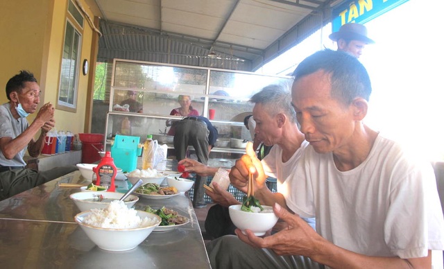 Người mang những suất cơm cho bệnh nhân nghèo - 5
Những bữa cơm miễn phí và giá rẻ cho bệnh nhân nghèo.