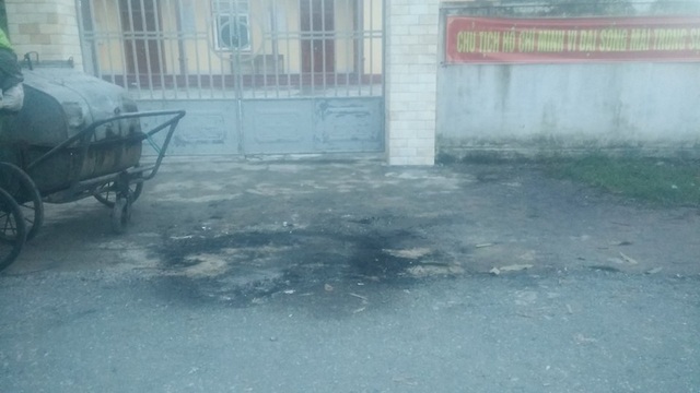 "Cẩu tặc" dùng hung khí chống trả, bị người dân vây đánh và đốt cháy xe máy - 1 Hiện trường nơi xảy ra sự việc.