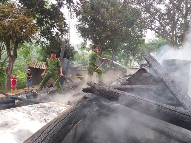 Lửa thiêu rụi ngôi nhà sàn trong trụ sở UBND xã - 1
Khi lực lượng cứu hỏa đến thì nhà sàn đã bị thiêu rụi.