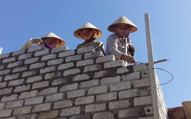 Chuyện người làng Bút Lĩnh - 1
Hình ảnh người phụ nữ tham gia xây dựng nhà cửa đã không còn là hiếm hoi ở làng Bút Lĩnh (Nghệ An)