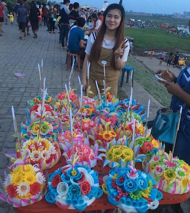 Lễ hội đua thuyền trên dòng sông Mê Kông - 3 Hoa đủ sắc màu được bày bán ngay trên bờ sông Mê Kông.