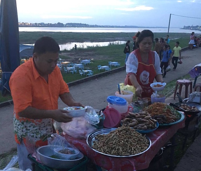 Lễ hội đua thuyền trên dòng sông Mê Kông - 9 Dịp này thực phẩm cũng được bày bán cho du khách trong mùa lễ hội đua thuyền trên sông Mê Kông.