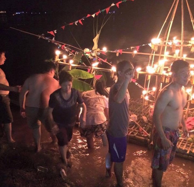 Lễ hội đua thuyền trên dòng sông Mê Kông - 21 Đêm trước của ngày hội đua thuyền họ tập trung ở bờ sông Mê Kông để thả đèn và thuyền xuống dòng sông cầu mong hạnh phúc và những điều tốt đẹp.