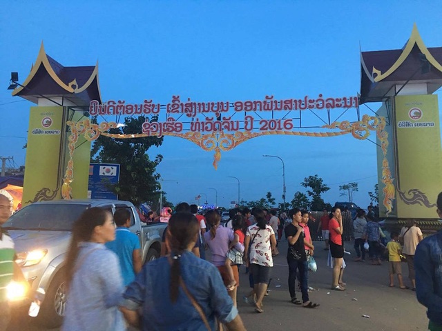 Lễ hội đua thuyền trên dòng sông Mê Kông - 1 Trước lễ hội, người dân và du khách có mặt trên bờ sông Mê Kông.