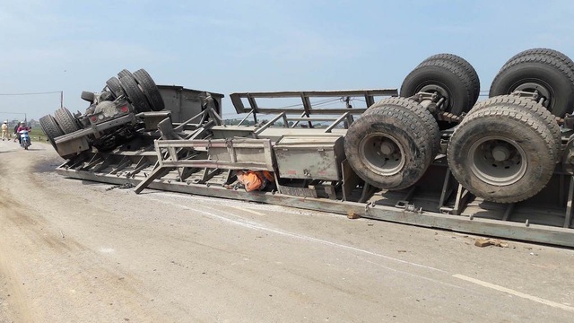 Xe đầu kéo nổ lốp, lật ngửa trên quốc lộ - 1 Xe đầu kéo nổ lốp, lật ngửa trên quốc lộ - 1