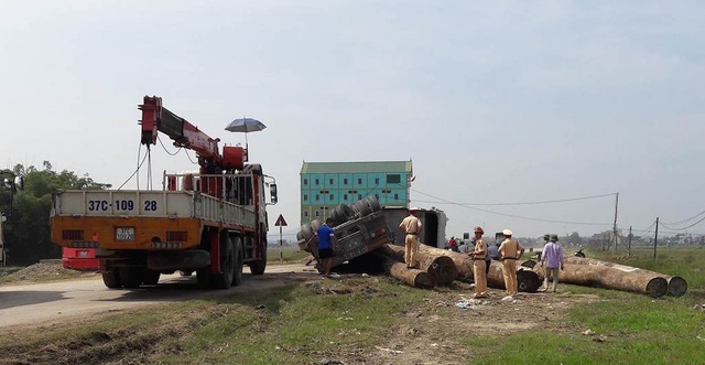 Xe đầu kéo nổ lốp, lật ngửa trên quốc lộ - 2 Xe đầu kéo nổ lốp, lật ngửa trên quốc lộ - 2