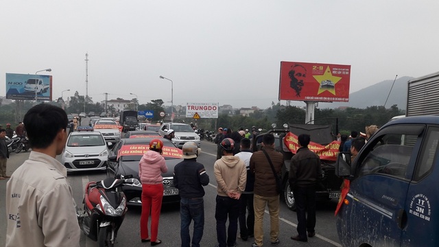 Dân đưa hàng chục ô tô chặn cầu Bến Thủy 1 phản đối việc thu phí - 2 Việc làm trên đã khiến giao thông qua cầu Bến Thủy 1 bị ách tắc, các phương tiện phải chuyển qua đi ở cầu Bến Thủy 2.