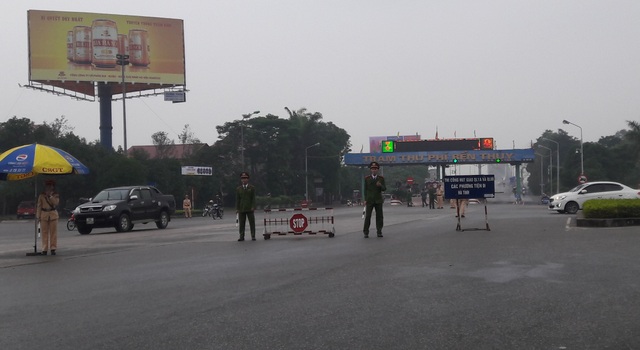 Dân đưa hàng chục ô tô chặn cầu Bến Thủy 1 phản đối việc thu phí - 3 Nhận được thông tin lực lượng chức năng đã lập tức có mặt tại hiện trường điều tiết giao thông, đồng thời giải thích tuyên truyền cho người dân. Đến hơn 9h sáng cùng ngày người dân đã đưa các phương tiện rời khỏi cầu.