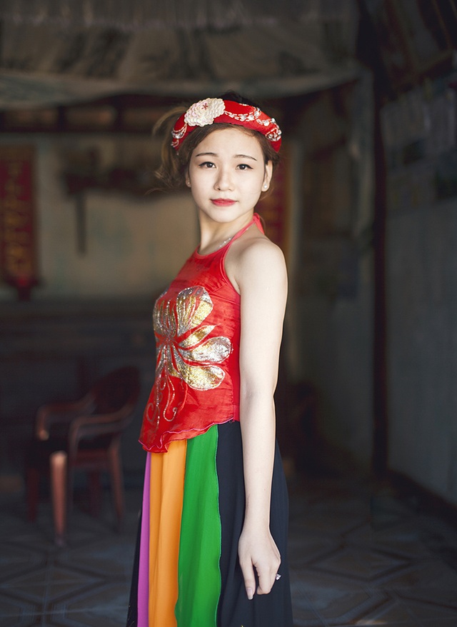 Cặp chị em ruột cosplay "Tấm Cám chuyện chưa kể" - 6 Cô em gái Trần Khánh Huyền sinh năm 1997, hiện là sinh viên khoa Xuất bản, Học viện Báo chí và Tuyên truyền. Huyền mơ ước trở thành nữ phóng viên giỏi, được mọi người biết đến với nhiều bài báo hay.