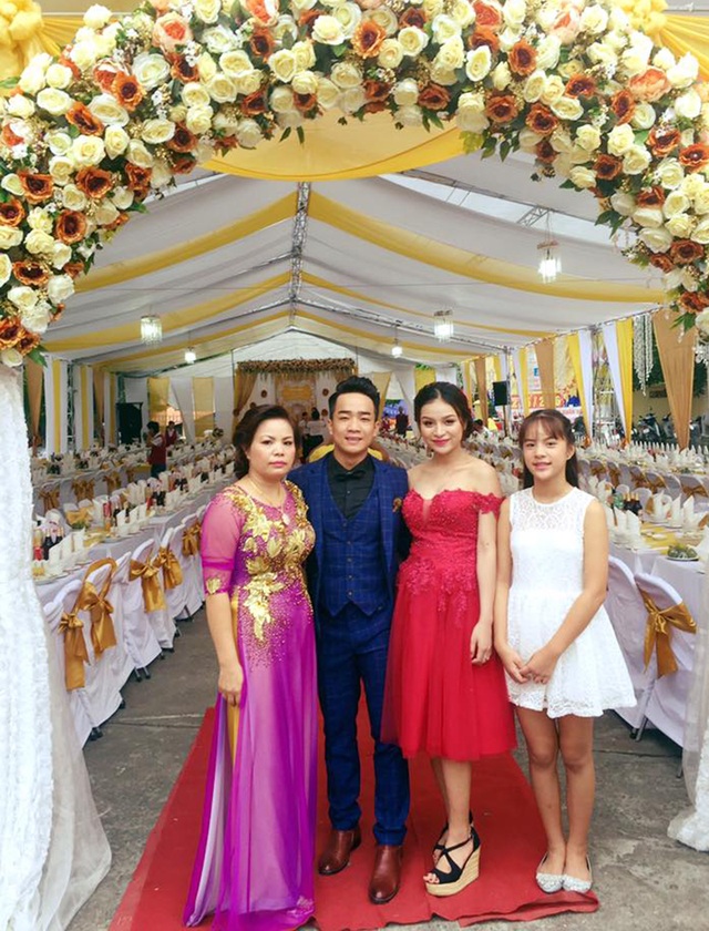 Nghệ sĩ trẻ, hot teen dự đám cưới "thánh chế" Đỗ Duy Nam - 3 Cô dâu của Duy Nam mặc váy đỏ và người thân bên nhà vợ.